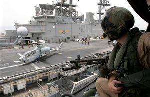 26 해병원정대 소속 UH-1N(왼쪽)과 AH-1W(오른쪽) 헬리콥터