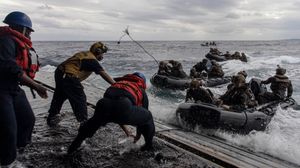 제31 해병원정대의 해병대원들이 2022년 필리핀해에서 USS 그린 베이(LPD-20) 상륙 수송 도크 함정에서 훈련을 하고 있다.