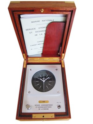1980년 프랑스 해군이 제작한 전자시계식 해상시계. 오메가의 4.19 MHz 수정 발진기가 사용되었다.