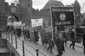 CND 기호와 함께 핵무기 반대 시위, 네덜란드 아머스포르트, 1961년 4월 3일