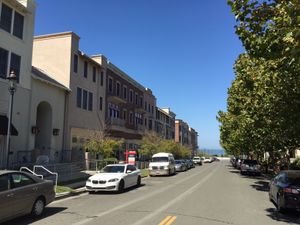 2016년 허큘리스의 레일로드 애비뉴를 따라 북쪽을 바라본 모습. 이 재개발은 1900년대 회사 도시 위치 근처에 중심을 두고 있다.