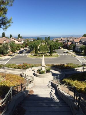 2016년 캘리포니아주 허큘리스의 빅토리아 파크(베이 옆 빅토리아 지역)에서 북쪽으로 샌파블로 만을 바라본 모습