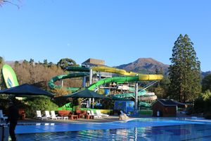 덤블레인(1303m)을 배경으로 한 핸머 스프링스 온천과 워터 슬라이드의 이른 아침 풍경