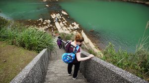계단을 통해 지룽강으로 접근 가능.