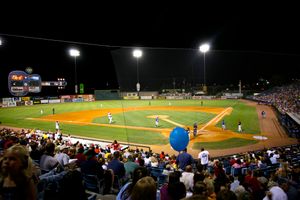 새로 지어진 클럽하우스가 중견수 뒤로 보이는 2008년 그리어 경기