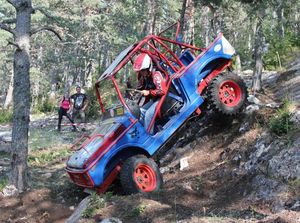 외부 롤 케이지를 보여주는, 스즈키 SJ 기반 트라이얼 카