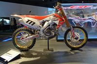 혼다 CRF250L는 험지주파 성능을 갖춘 대표적인 듀얼 퍼포스 오토바이 중 하나이다.