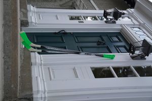 희생자들을 추모하기 위해 현관에 놓인 하키 스틱