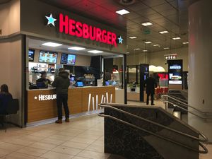헬싱키 대학교 지하철역에 있는 현대식 헤스버거 레스토랑