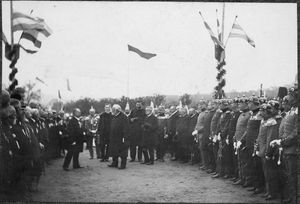 프린츠 루드비히가 참전 용사들로 구성된 명예 경비대를 지나가고 있다