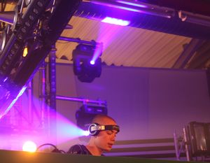 신디케이트 2010에서 하드스타일 감옥에서 라이브 공연 중인 헤드헌터즈