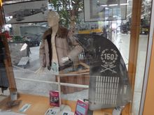 그라프가 착용한 가죽 비행복과 탑승기의 방향타