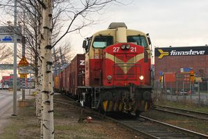 디젤 엔진이 항만에서 화물을 수송하는 데 사용되었다.