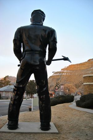 "빅 존" 머플러 맨 조형물, 헬퍼, 2010년