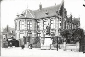 J.Stracke(1817–1891)가 제작한 청동 조각상