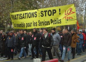 LCR 소속 시위대가 사유화 반대와 공공서비스 증진을 구호로 내걸고 파업 행진에 나서고 있다