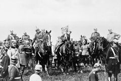 1905년, 빌헬름 2세(중앙 왼쪽 말 위의 인물)와 몰트케(중앙 오른쪽 말 위의 인물)