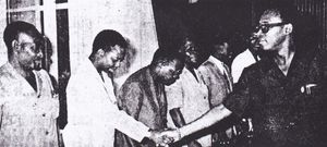 모부투가 1970년 12월 18일 스탠리 산 근처에서 MPR 정치국원들에게 인사하고 있다.