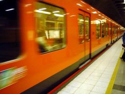 주황색 메트로 열차