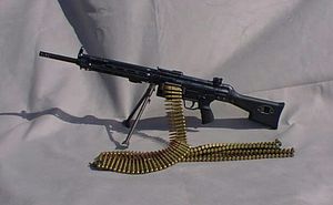 탄약 벨트와 양각대가 균형점 근처 뒤쪽에 위치한 HK21