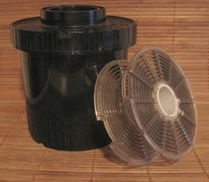 현상용 탱크릴에 필름을 나선형으로 세팅하고, 탱크에 넣고 뚜껑을 닫은 후 현상액을 붓는다.