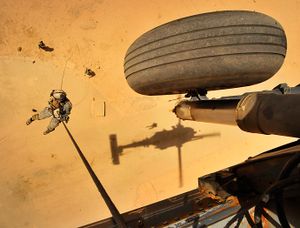 2008년 이라크 훈련 중 헬기에서 하강하는 미국 공군 패러레스큐 대원