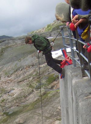 오스트레일리안 레펠 - 노르웨이의 댐에서 시연