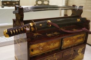 메이지 시대에 단조 검의 수가 감소했지만, 많은 예술적으로 훌륭한 장착물이 만들어졌다. 소슈 아키히로가 단조한 와키자시. 남북조 시대(위). 와키자시 장착, 초기 메이지 시대 (아래).