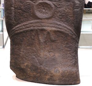 호아 하카나나이아의 후면 하부. '마로'라 불리는 벨트와 엉덩이를 묘사해 놓았다.