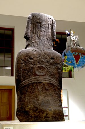 호아 하카나나이아의 후면에 새겨진 부조