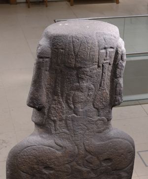 논란이 많은 해석에서 제안된 것처럼 수컷(왼쪽)과 암컷(오른쪽) 새 인간과 그들의 갓 태어난 새끼를 식별하는 조각의 확대 사진. 이 이미지에는 조각상 머리 꼭대기까지 뻗어 있는 두 개의 큰 이전 코마리도 보인다.