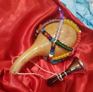 아손, 웅강과 만보가 사용하는 신성한 방울이다. 박 덩굴 열매로 만들고 구슬이나 뱀 척추뼈로 덮었으며, 작은 종이 달려 있다.