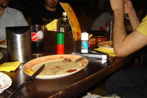 독일의 이 호지지우 레스토랑에서 손님들은 음식을 더 원하는지 여부를 직원에게 알리기 위해 녹색/빨간색 실린더를 뒤집습니다.