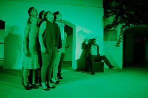 문학 행사 '엘 가비넷'(El Gabinet)의 '페르손'(Personne) 공연 모습.