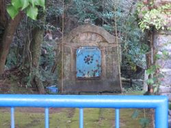 토도리 이즈미 수도의 수도 취입구에 새겨진 호소카와 구요(九曜)