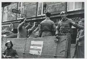 홀거 단스케 단원들이 덴마크 해방 중에 덴마크 협력자로 의심되는 사람들을 체포하고 있다