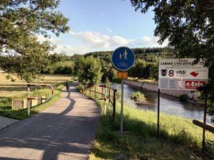 호스틴네를 지나는 엘베강 자전거 도로