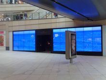 리즈에 있는 홀리스터 매장의 전면 모습. 이것은 새로운 홀리스터 매장 디자인이다.