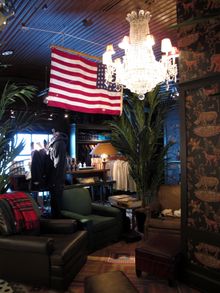 주류 인기가 하락하면서 매장은 어둡고 시끄러운 환경에서 벗어나 영업 시간 동안 천장 조명을 켜고 음악 볼륨을 낮춰 고객 친화적인 경험을 선택했다.