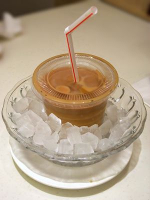 얼음 목욕 밀크티는 밀크티 잔을 얼음물에 담가, 녹는 얼음으로 인해 맛이 묽어지는 것을 방지하면서 차갑게 유지하는 방식이다.