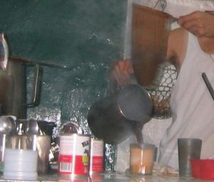 '실크 스타킹'이라 불리는 면 주머니로 차를 거르는 모습