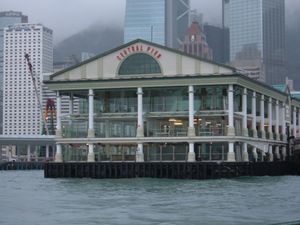 2007년의 8번 부두. 스타 페리의 터미널 중 하나로 사용되었다.