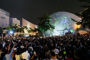 수천 명의 시위자들이 홍콩 우주 박물관 앞에서 모여 스탠리 호 우주 극장과 앞에 심어진 나무에 레이저 포인터를 비추고, 프로젝터를 사용하여 슬로건을 표시했다.