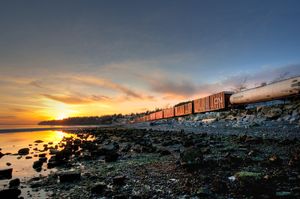 2009년 일몰 시 해변을 따라 운행하는 BNSF 철도 화물 열차