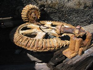 오래된 유황 광산의 부식된 기계