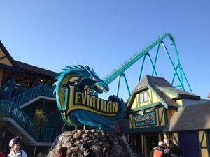 보겐(Vaughan)의 캐나다 원더랜드(Canada's Wonderland)에 있는 리바이어던 롤러코스터의 모습. 캐나다 원더랜드는 식스 플래그스(Six Flags)가 소유하고 있다.