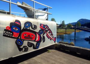 후나의 부두에 있는 원주민 예술품