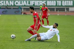 제인(오른쪽)은 2022년 레바논 축구 국가대표팀에서 이란을 상대로 뛰고 있다.