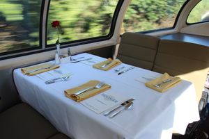 아이오와 퍼시픽 시대에 후시어 스테이트는 정식 식사 서비스가 제공되는 유일한 단거리 암트랙 열차였으며, 비즈니스 클래스 고객은 빈티지 돔 열차에서 식사를 했다.