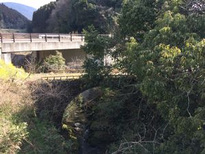 석조 아치교인 (구) 징고로 다리. 뒤쪽은 (신) 징고로 다리 (세키야)